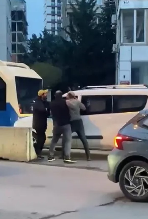 Kadıköy'de sokak ortasında sopalı kavga: o anlar kamerada!